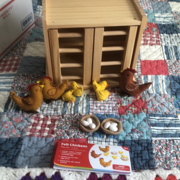 HearthSong wooden chicken coop and felt chickens playset. - Picture 3 of 5